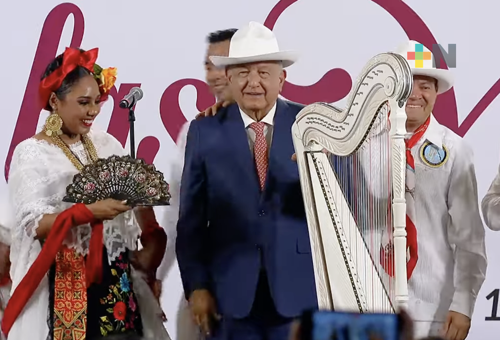 Con mariachi y estampas jarochas, presidente López Obrador felicita a las mamás